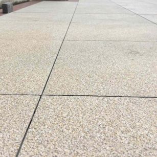 辽源 黄金麻花岗岩石板材荔枝面地面铺装效果