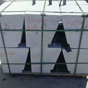 辽源 芝麻白异形坐凳，石凳