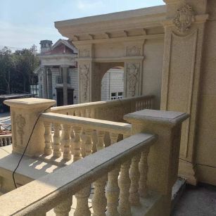 辽源 黄金麻别墅外墙干挂雕花配合阳台栏杆花瓶柱