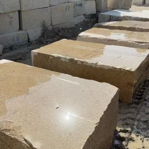 辽源 黄金麻方料堆场洗料分选中，原材料充足