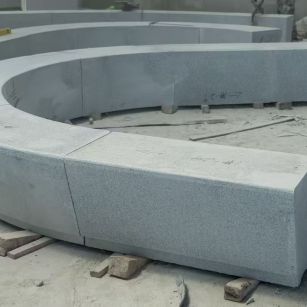 辽源 芝麻白花岗岩光面弧形坐凳