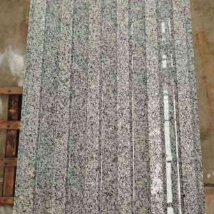 辽源 芝麻白花岗岩荔枝面雕刻盲道，盲条