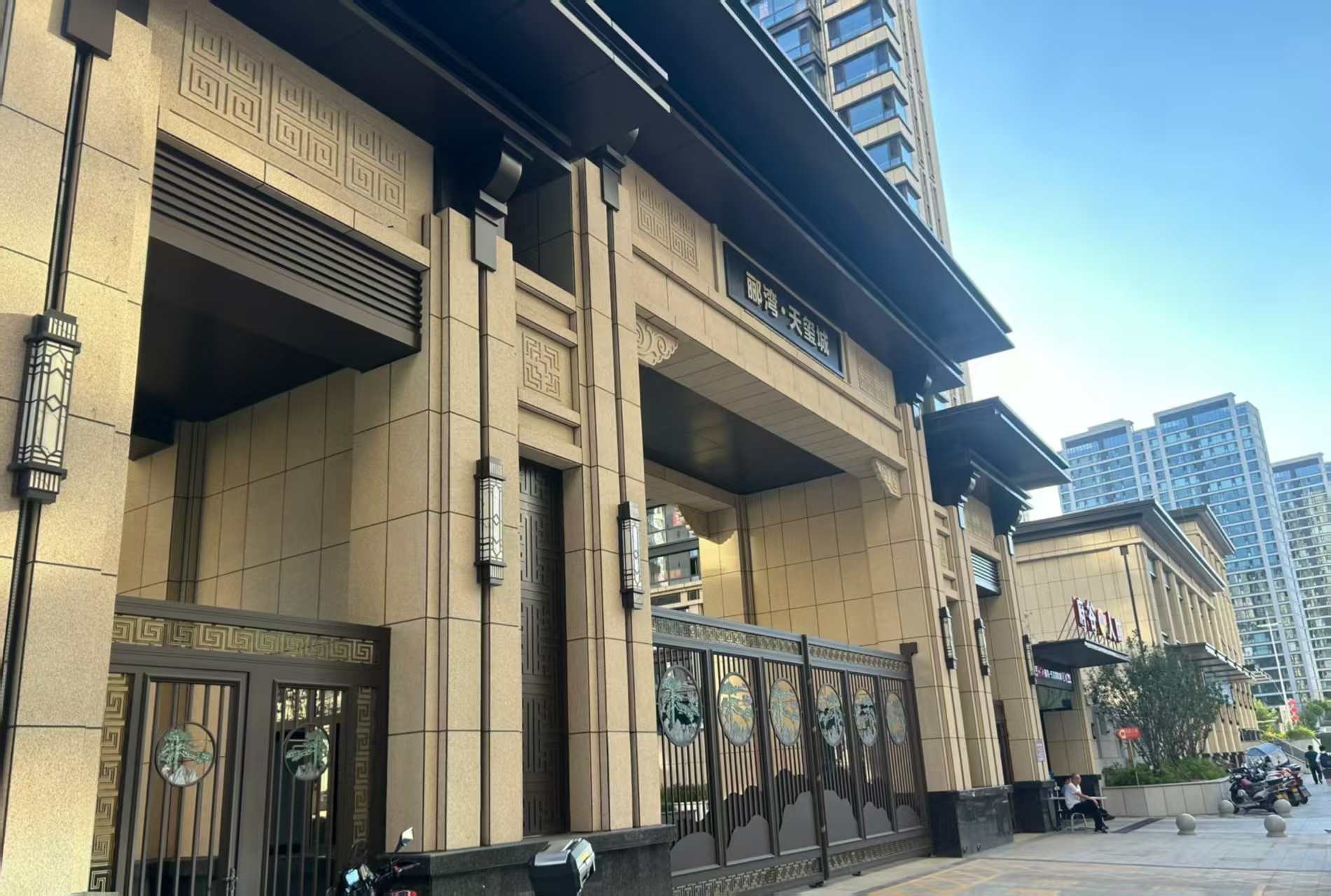 辽源 黄金麻花岗岩荔枝面小区门楼外墙干挂