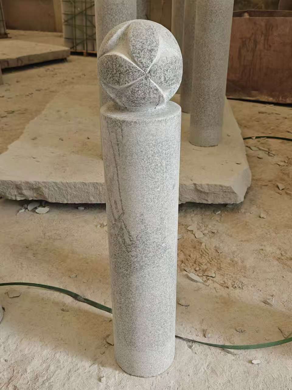 辽源 芝麻白花岗岩石材挡车石柱、停车柱、圆柱挡车柱、方柱挡车柱等