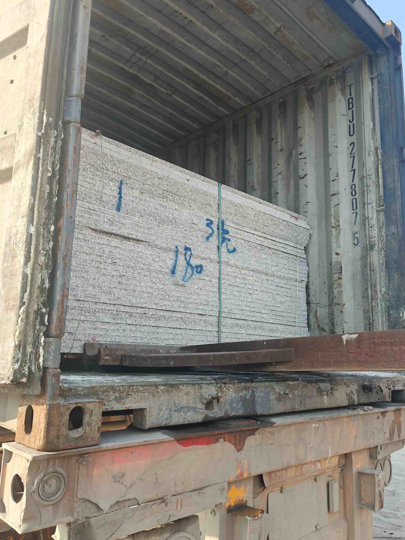 辽源 芝麻白花岗岩石材3.0公分光面毛板装柜出货