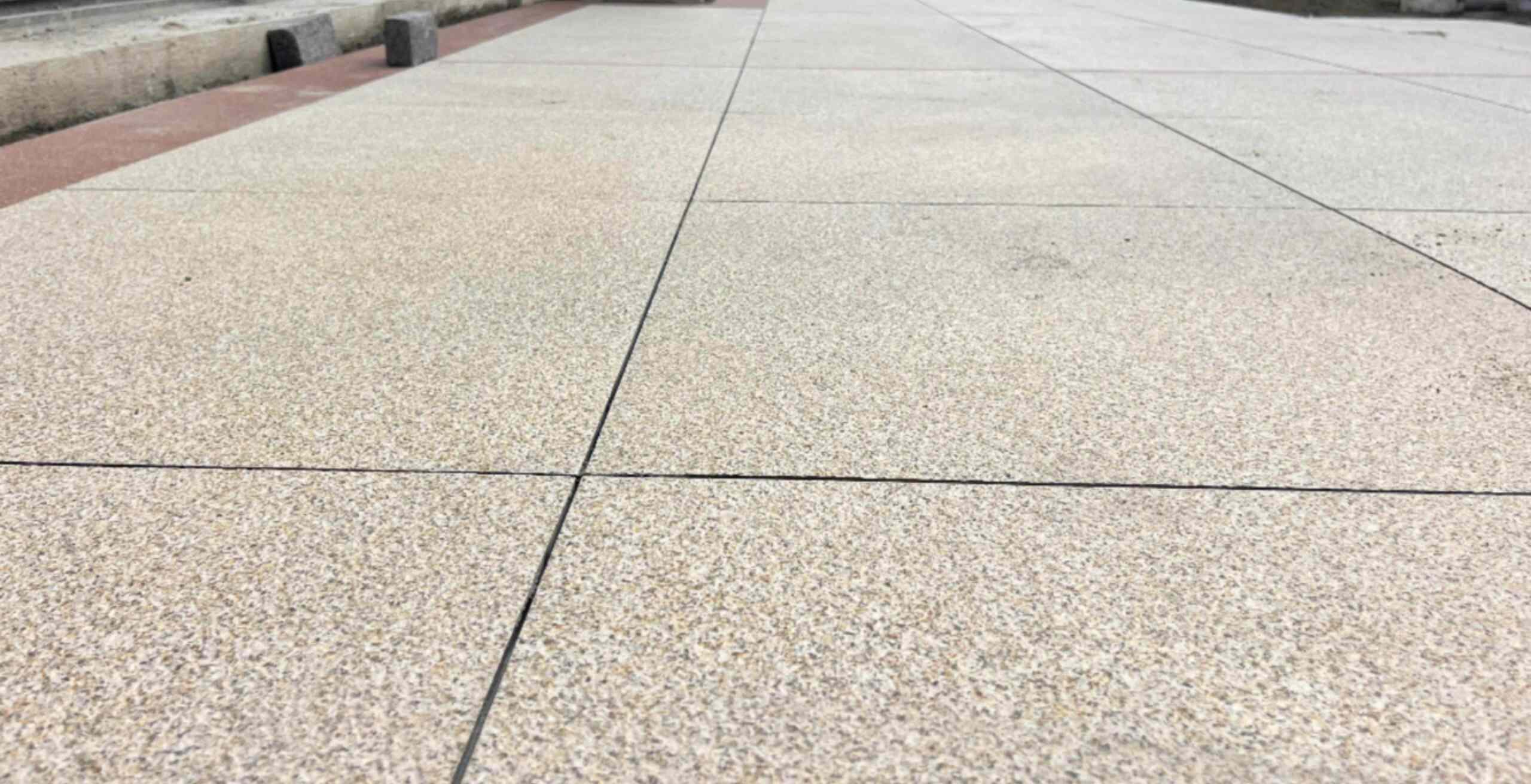 辽源 黄金麻花岗岩石板材荔枝面地面铺装效果