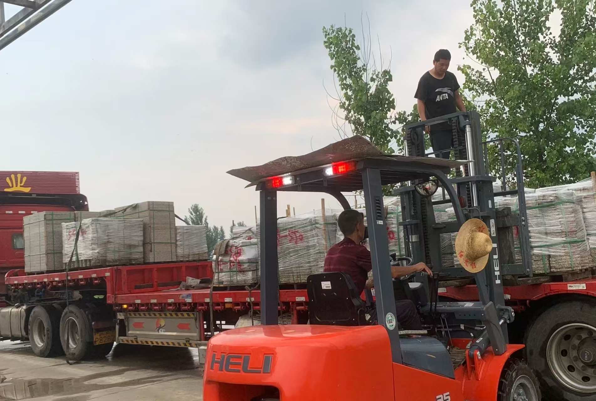 辽源 黄金麻冰裂纹，地铺石装车