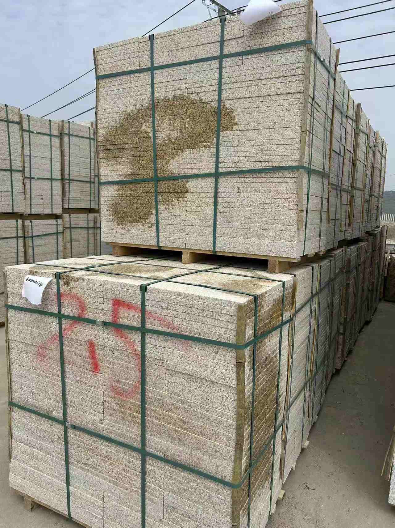 辽源 黄金麻花岗岩石材荔枝面地铺石2.5*300*600