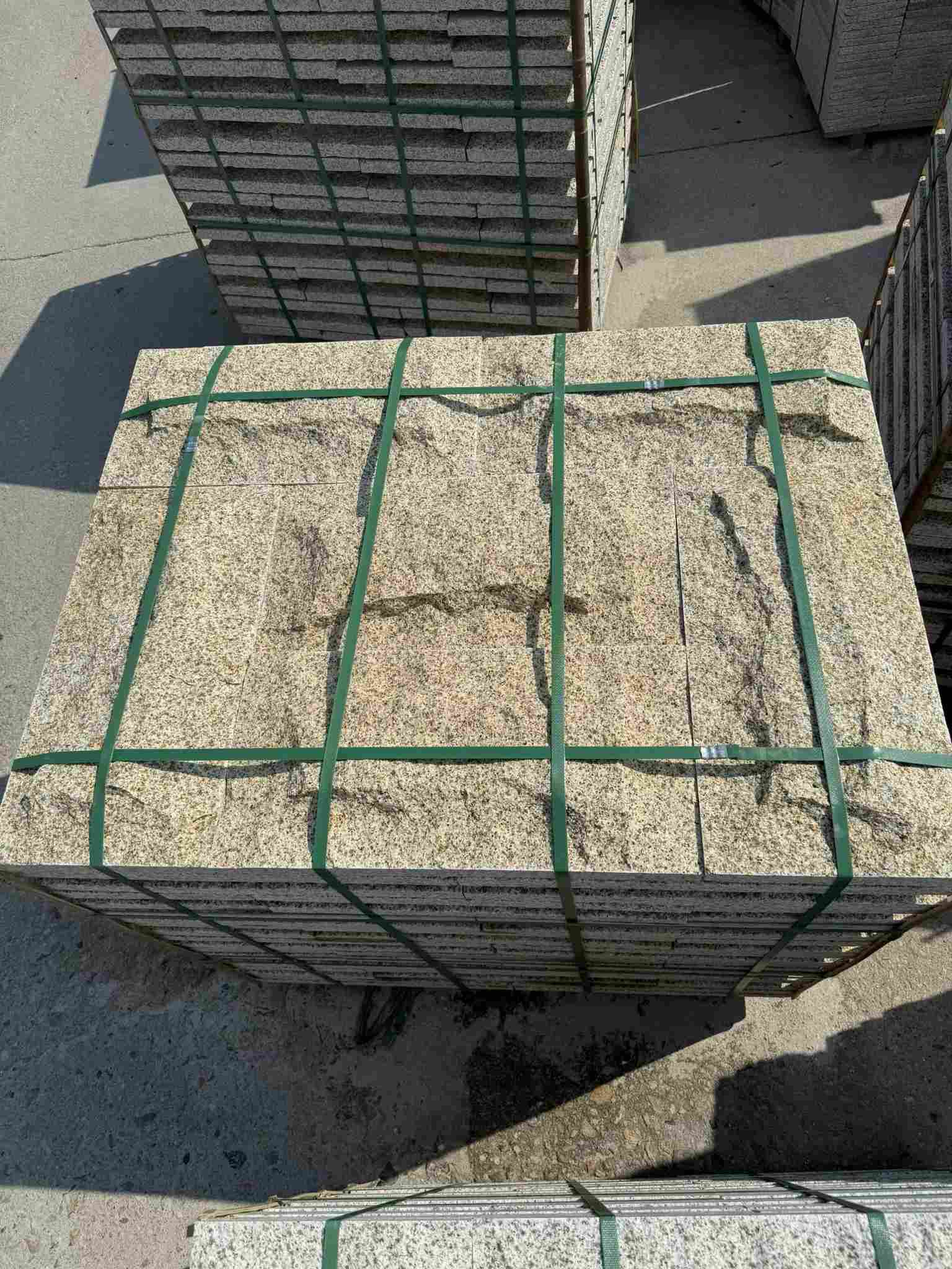 辽源 黄金麻花岗岩石材自然面蘑菇石成品