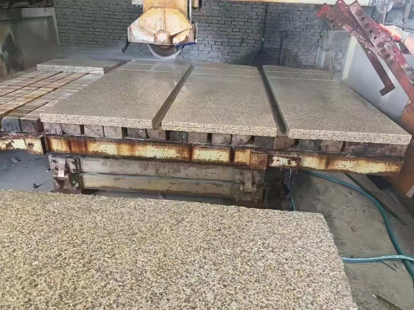 辽源 黄金麻荔枝面成品板加工