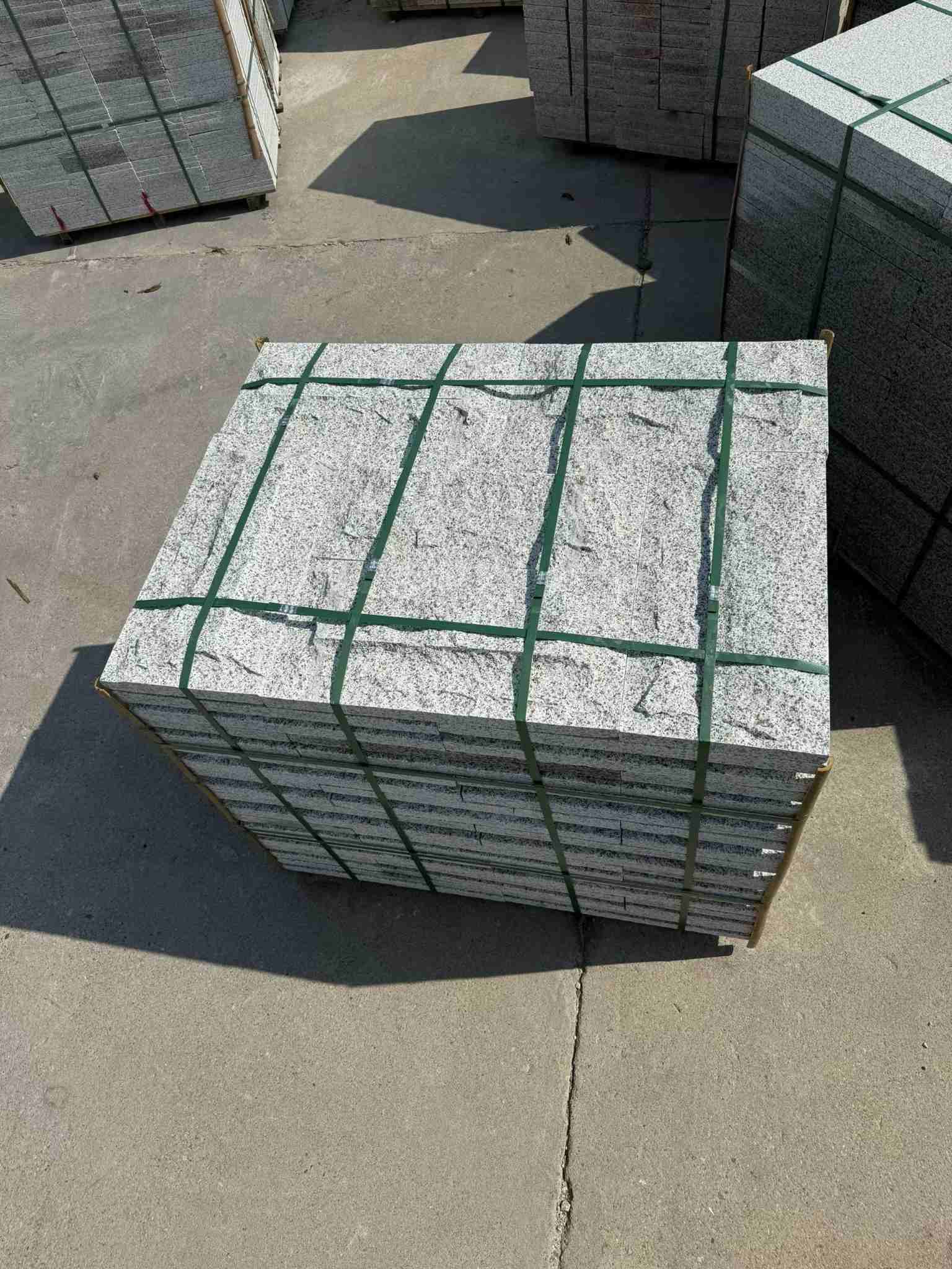 辽源 白麻花岗岩石材自然面蘑菇石成品