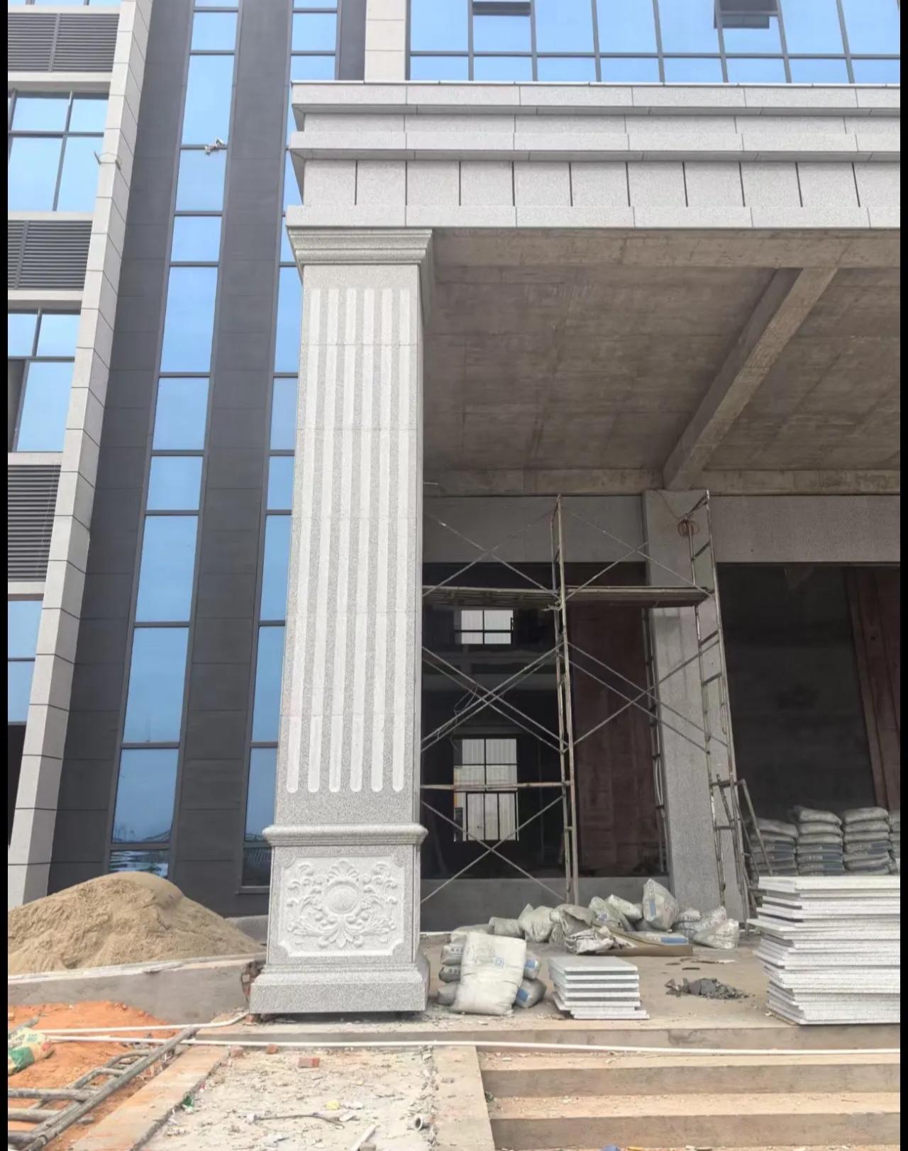 辽源 芝麻白光面花岗岩门楼大柱（罗马柱）配雕花底座