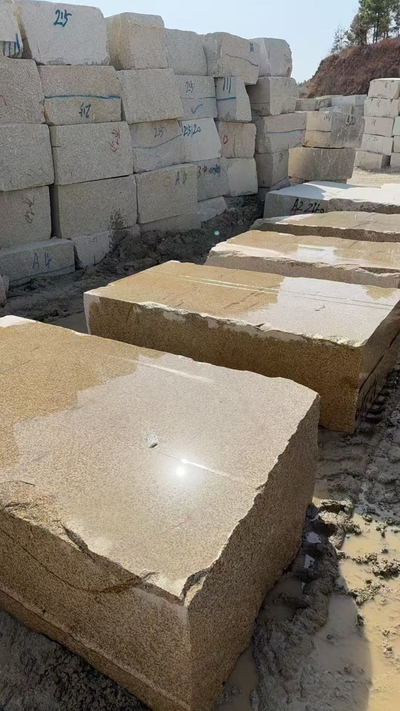 辽源 黄金麻方料堆场洗料分选中，原材料充足