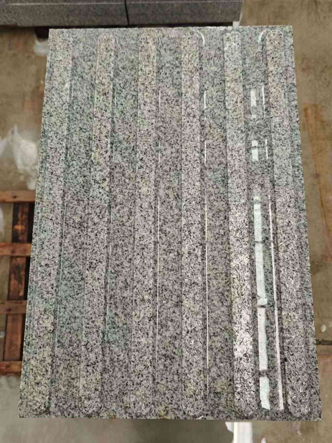 辽源 芝麻白花岗岩荔枝面雕刻盲道，盲条