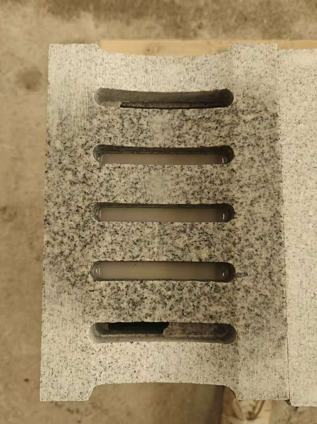 辽源 芝麻白拉丝面花岗岩U型开槽排水槽