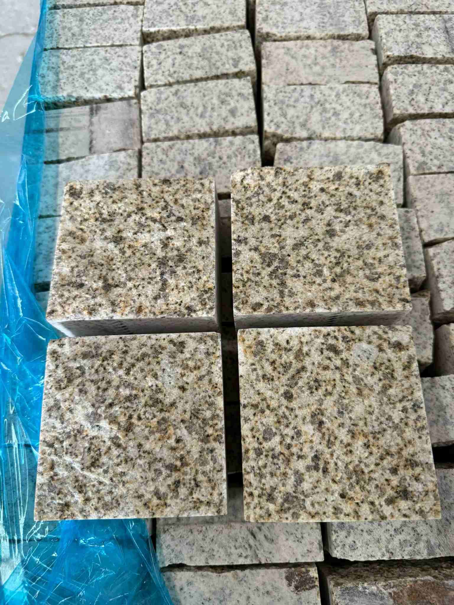 辽源 黄金麻花岗岩自然面小方块，弹石，马蹄石等