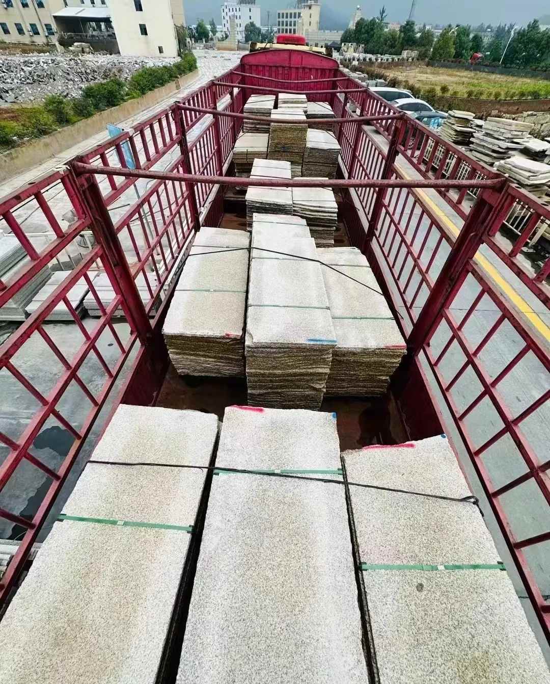 辽源 黄金麻花岗岩荔枝面，光面毛板装车完成