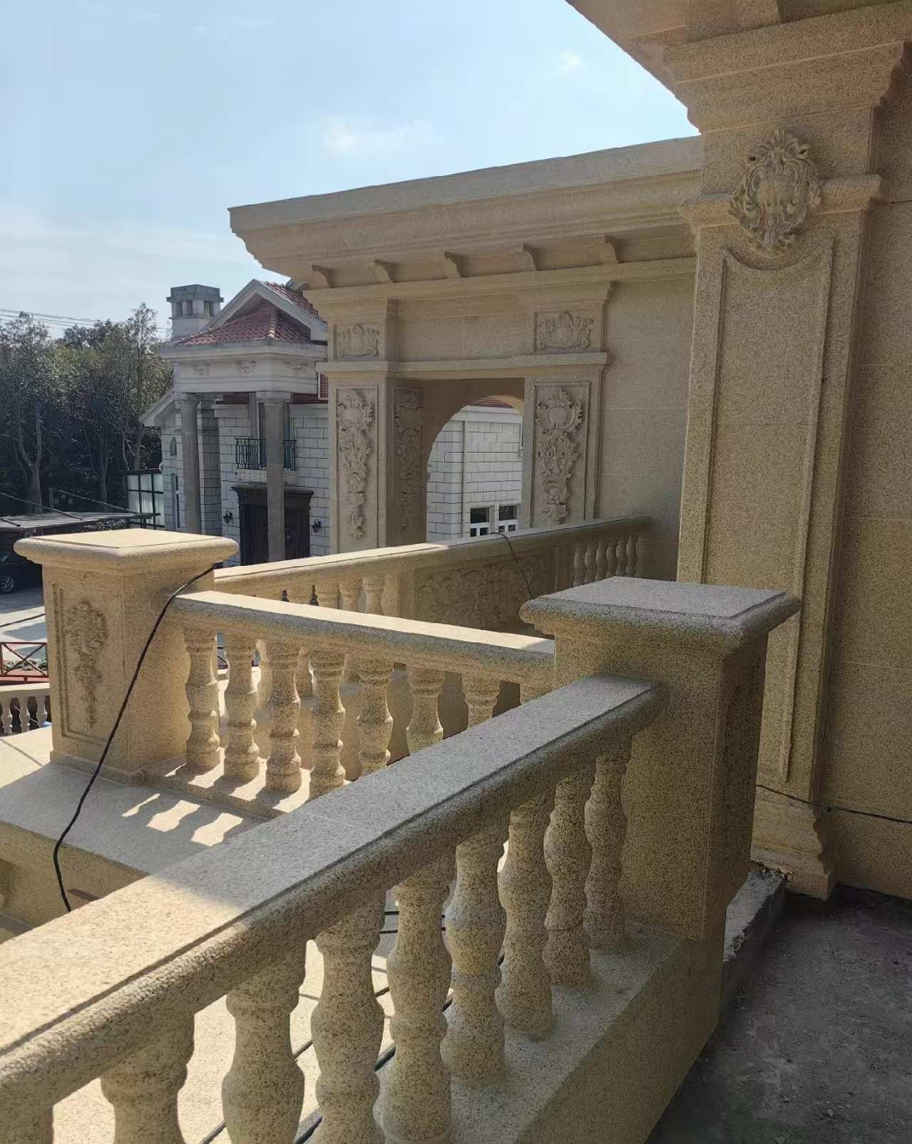 辽源 黄金麻别墅外墙干挂雕花配合阳台栏杆花瓶柱