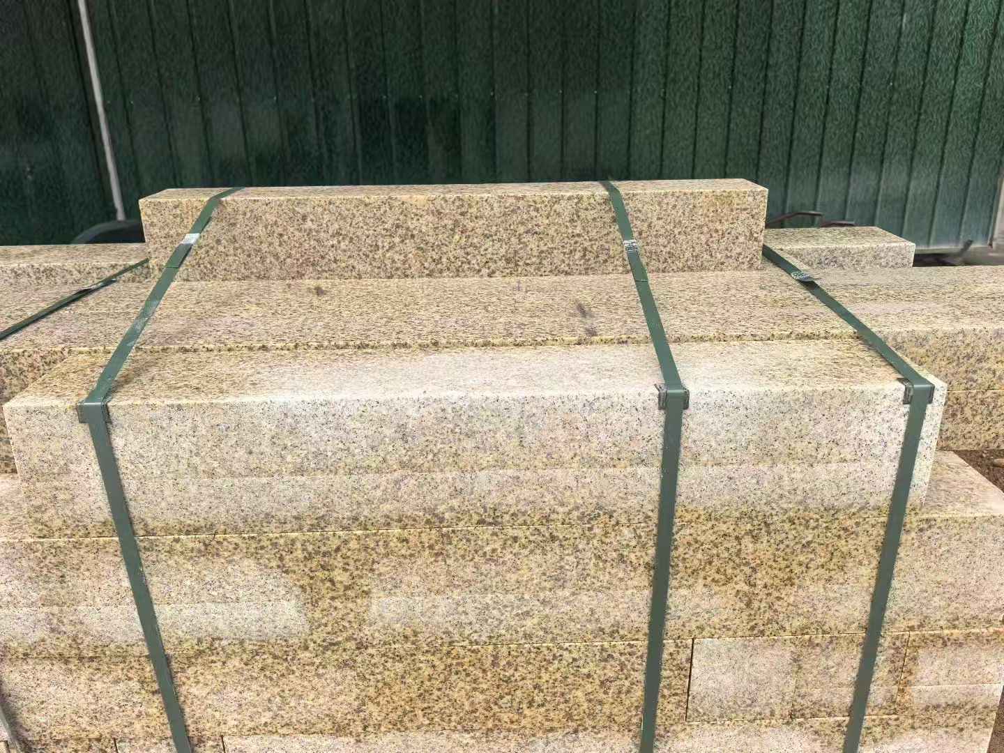 辽源 黄金麻花岗岩石材机切面栏杆料半成品