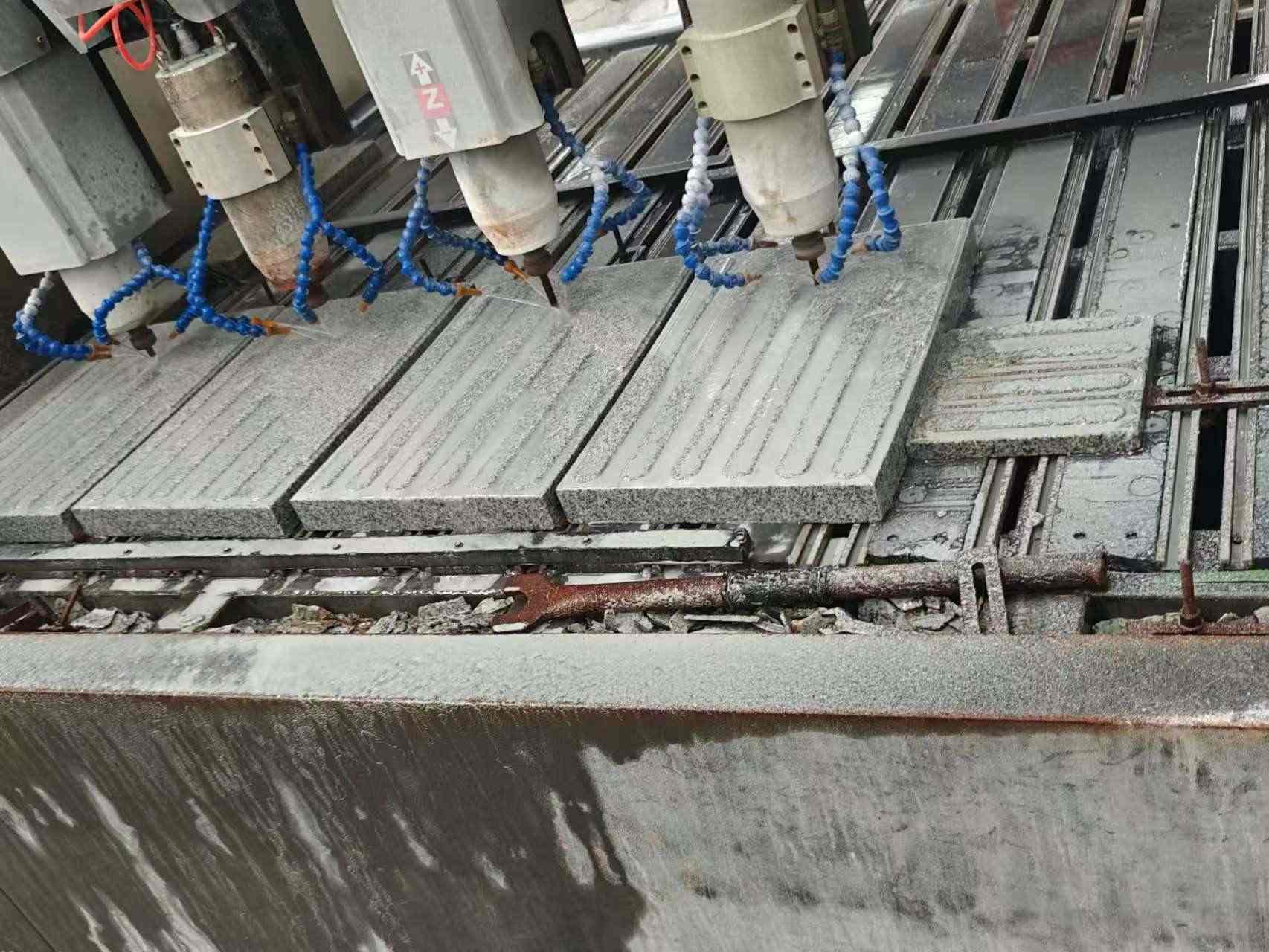 辽源 芝麻白花岗岩荔枝面盲道雕刻