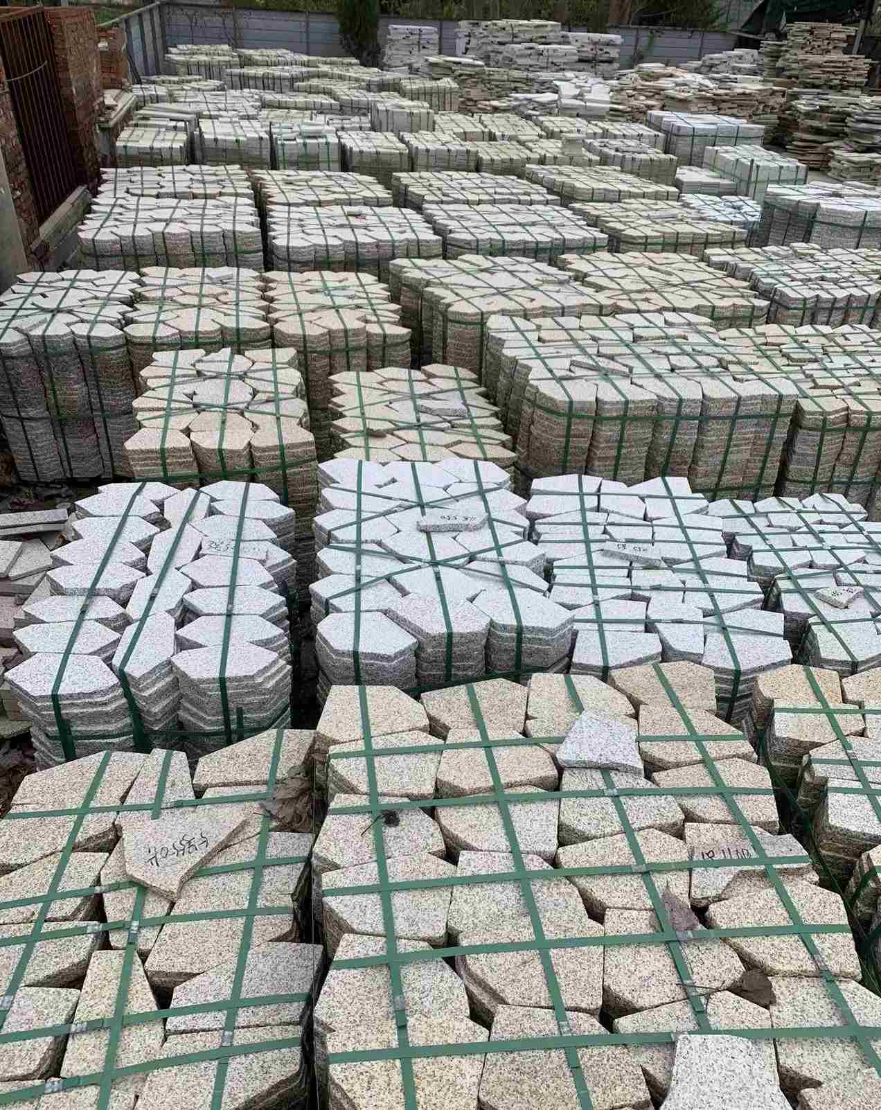 辽源 黄金麻白麻花岗岩荔枝面地铺石(冰裂纹)