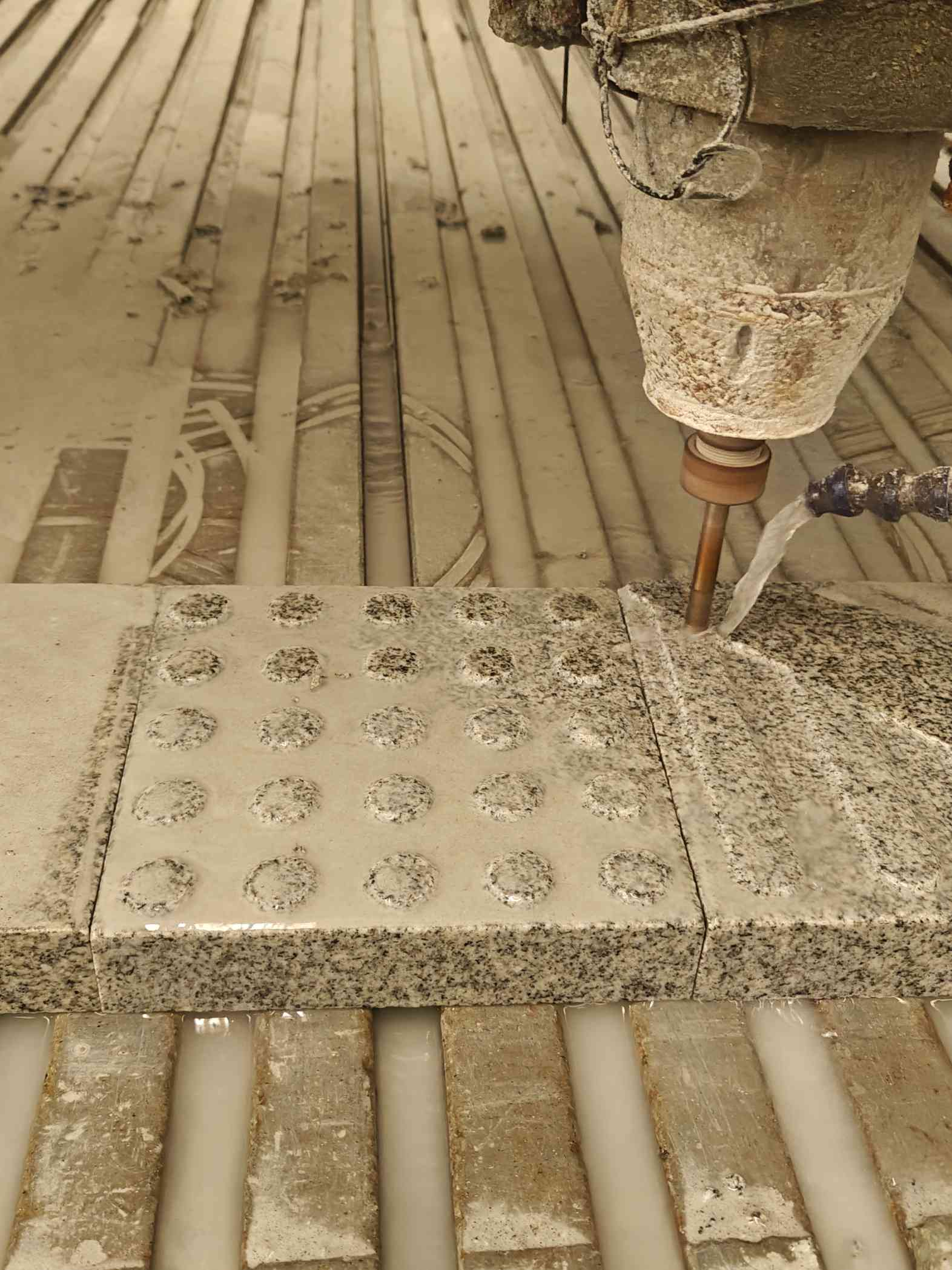 辽源 芝麻白花岗岩石材盲人石、盲道石、盲点石