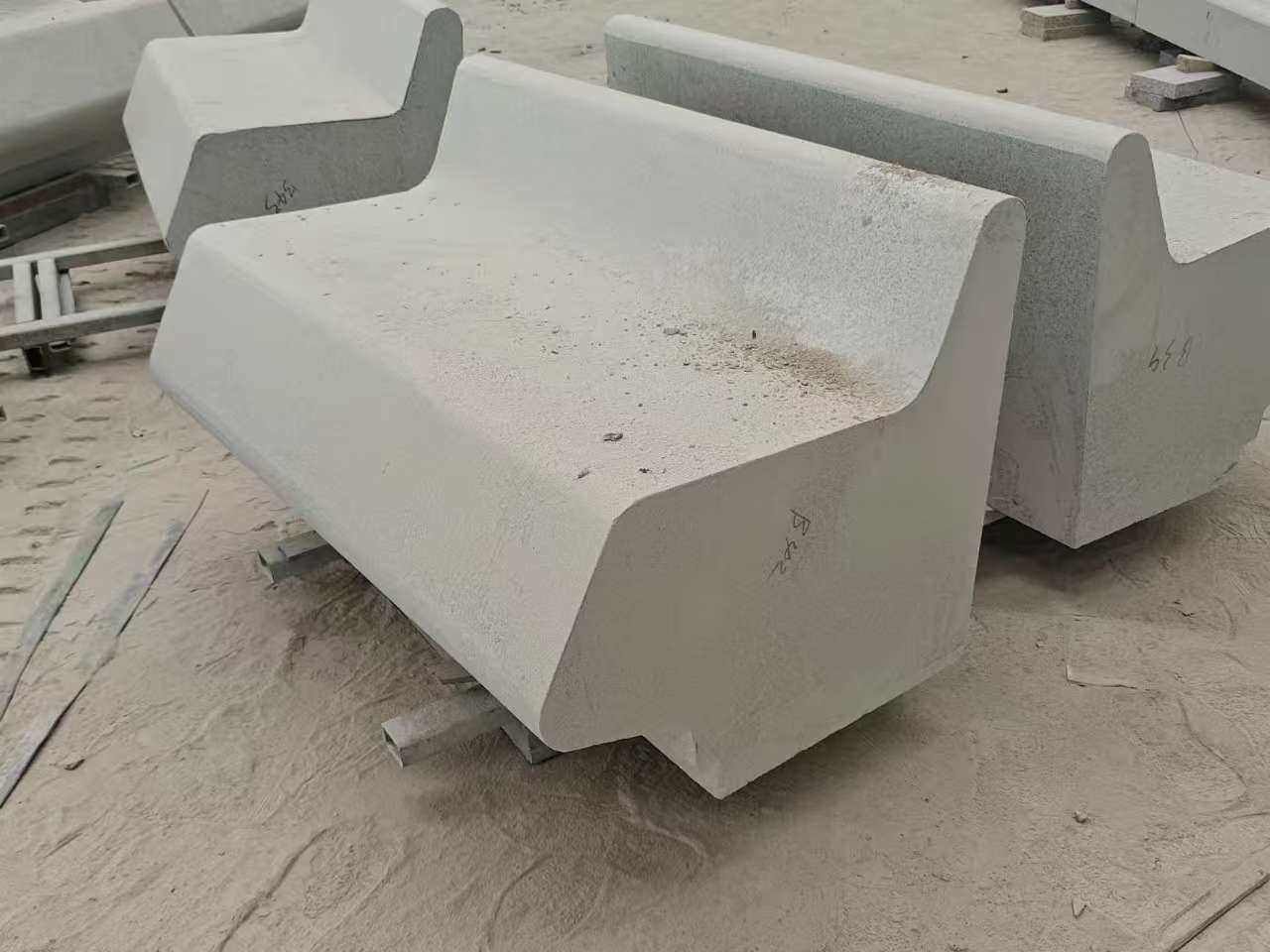 辽源 芝麻白花岗岩异形坐凳，石凳