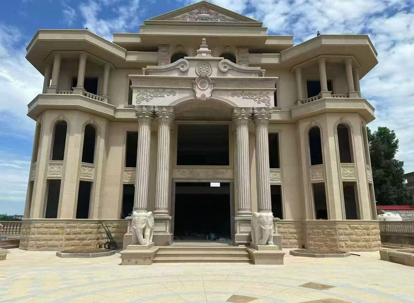 辽源 黄金麻别墅外墙干挂，大柱，大象，蘑菇石，雕花板