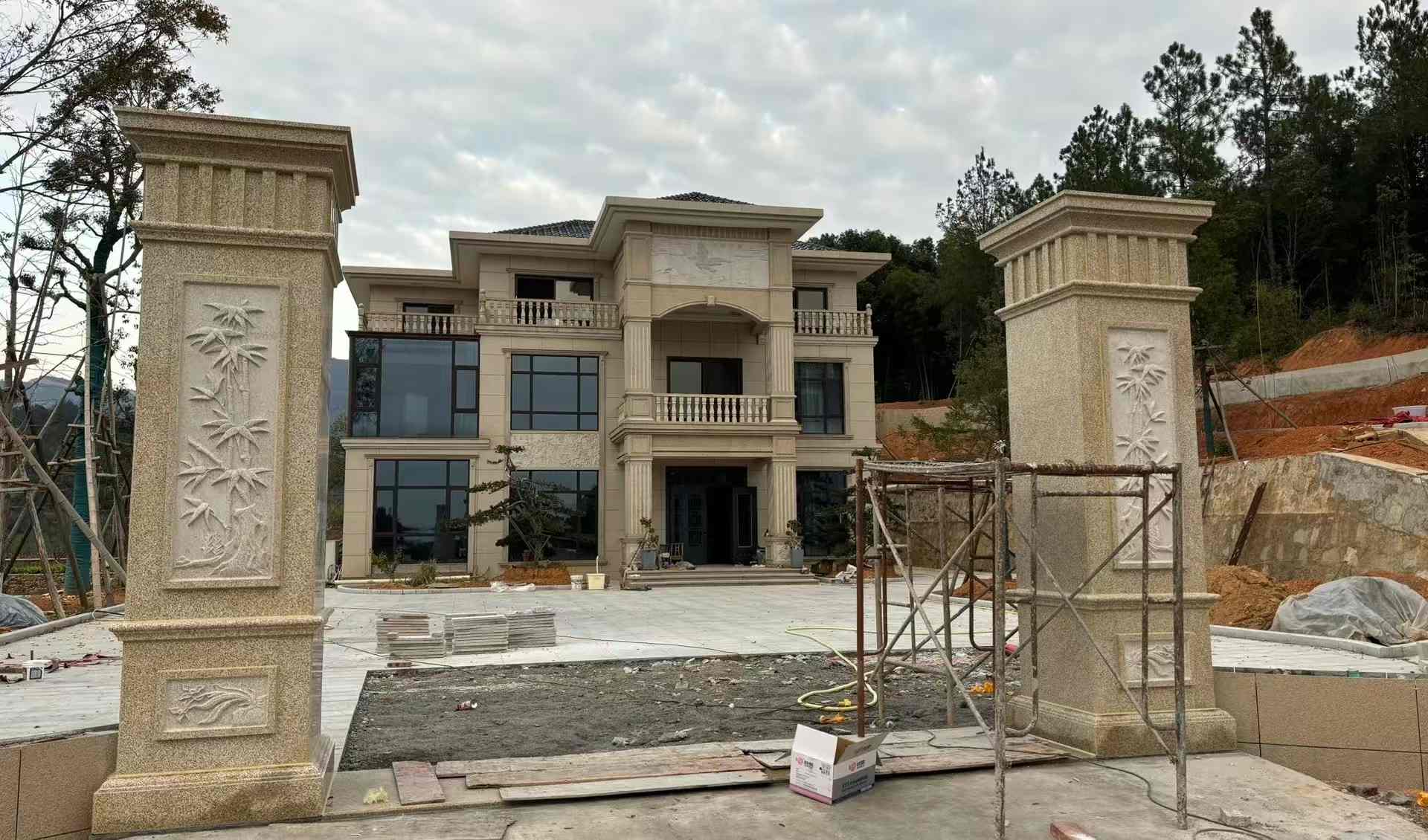 辽源 黄金麻花岗岩别墅雕花外墙干挂配上门口雕花罗马柱