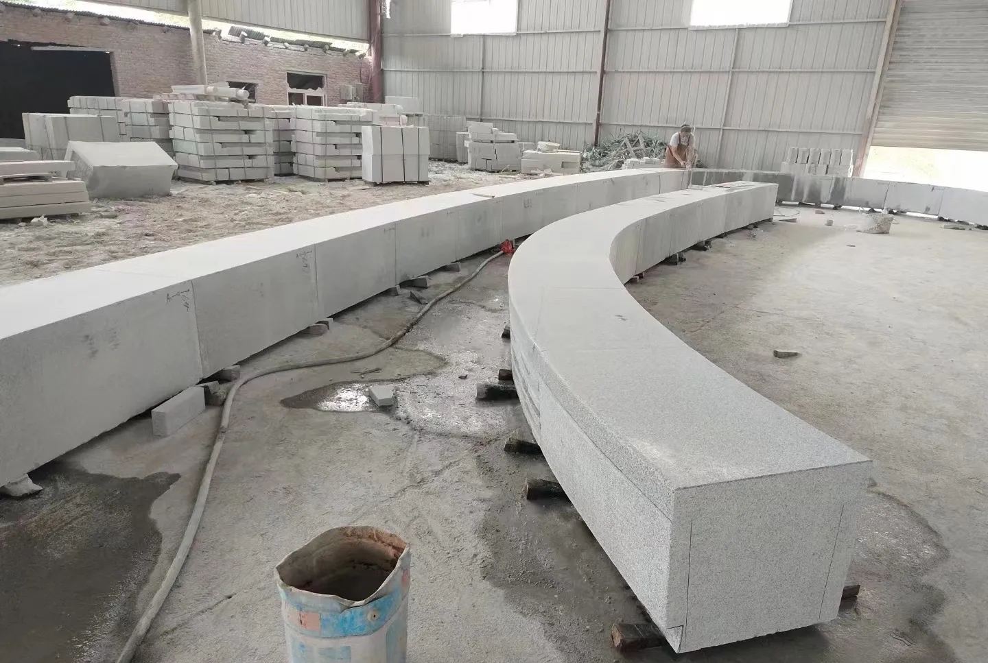 辽源芝麻白花岗岩石板材 园林光面弧形坐凳