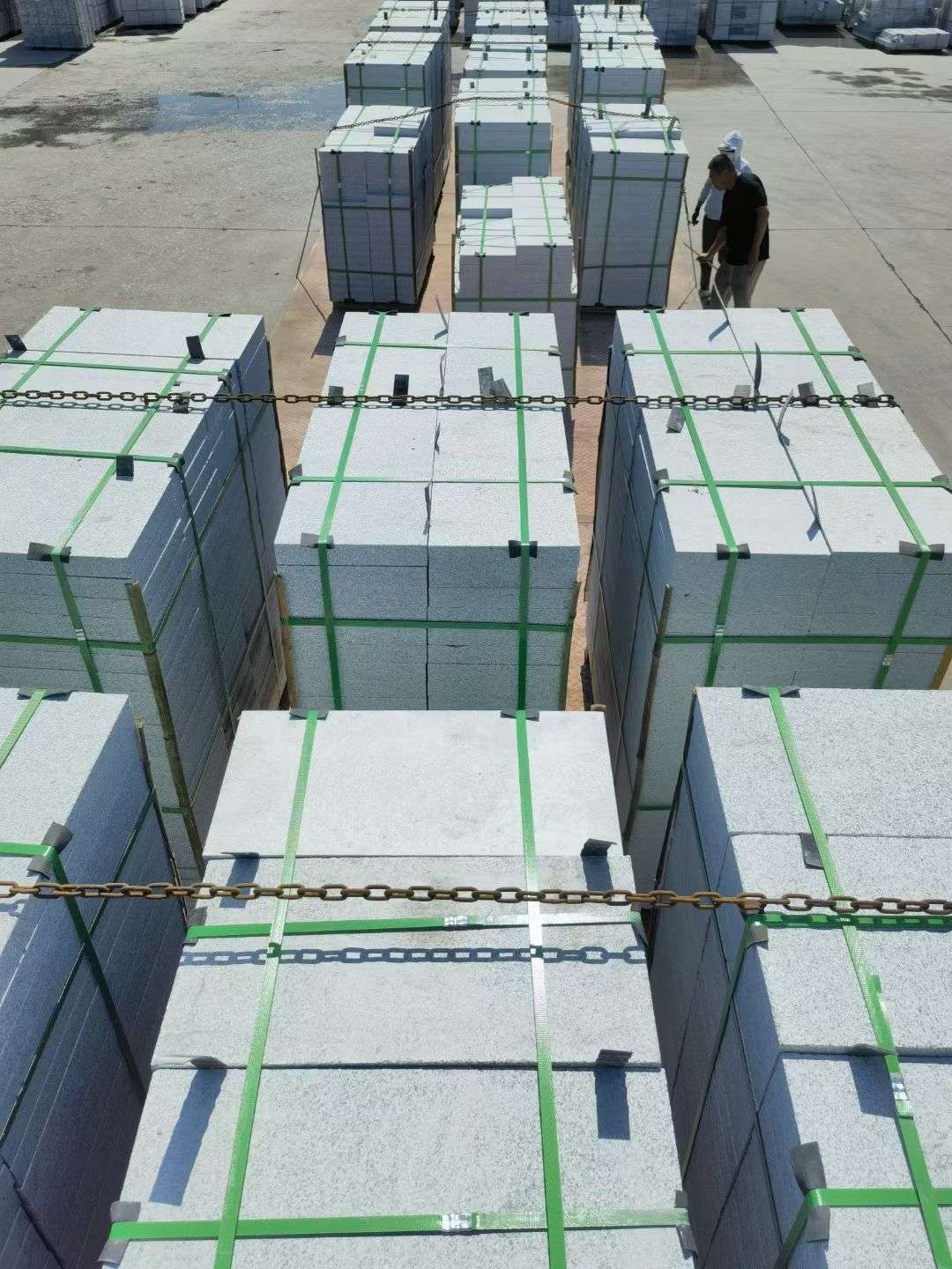 辽源 芝麻白花岗岩5公分地铺石 花岗岩厂家工厂装车日常